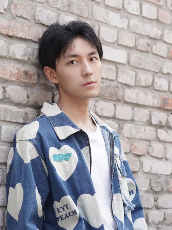 吃瓜网红高清头像男,揭秘吃瓜网红高清头像男生背后的故事 第3张 吃瓜网红高清头像男,揭秘吃瓜网红高清头像男生背后的故事 第3张